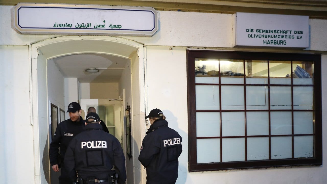 Polizisten durchsuchen die Al-Taqwa-Moschee in Hamburg-Harburg. Polizisten durchsuchen die Al-Taqwa-Moschee in Hamburg-Harburg.