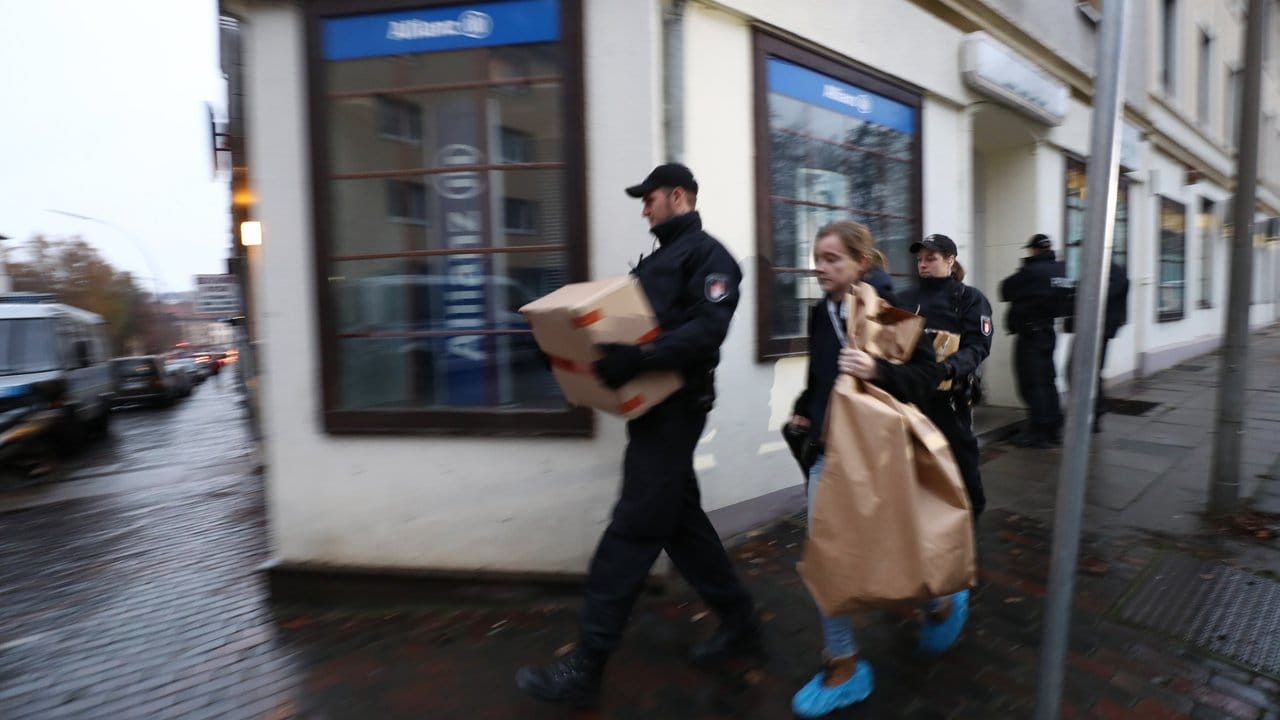 Bei der Aktion geht es vor allem darum, Vereinsvermögen zu beschlagnahmen und Beweismittel sicherzustellen. Bei der Aktion geht es vor allem darum, Vereinsvermögen zu beschlagnahmen und Beweismittel sicherzustellen.