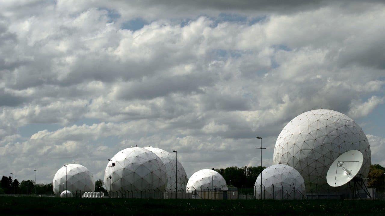Radarkuppeln stehen in Bad Aibling auf dem Gelände der Abhörstation des BND.