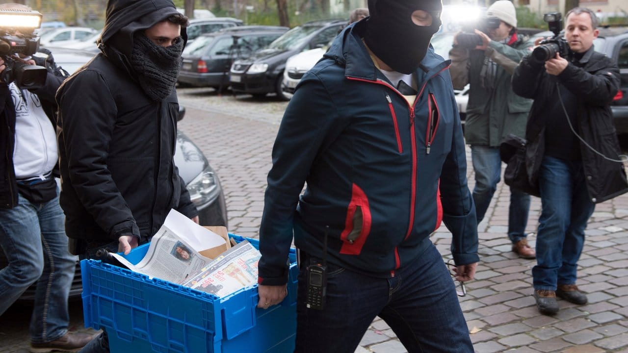 Polizisten in Berlin bei einer Razzia gegen ein Islamisten-Netzwerk. Polizisten in Berlin bei einer Razzia gegen ein Islamisten-Netzwerk.