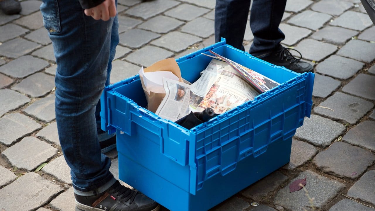 Eine Kiste mit sichergestelltem Material: Es geht um die Organisatoren und Anhänger der radikal-salafistischen Vereinigung "Die wahre Religion". Eine Kiste mit sichergestelltem Material: Es geht um die Organisatoren und Anhänger der radikal-salafistischen Vereinigung "Die wahre Religion".