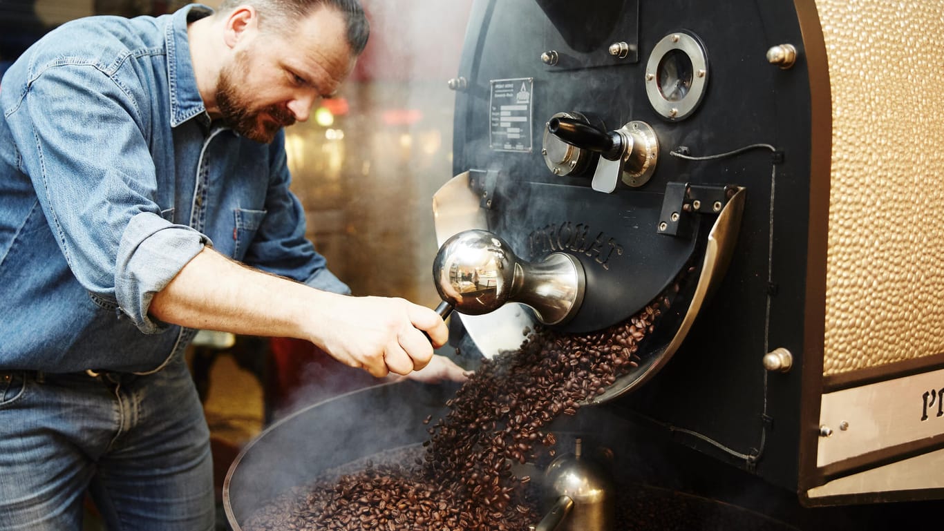 Die hohe Kunst der Kaffeeröstung ist es zu entscheiden, an welchem Punkt die Röstung perfekt ist, um das bestmögliche Geschmacksbild aus einem Rohkaffee herauszukitzeln.