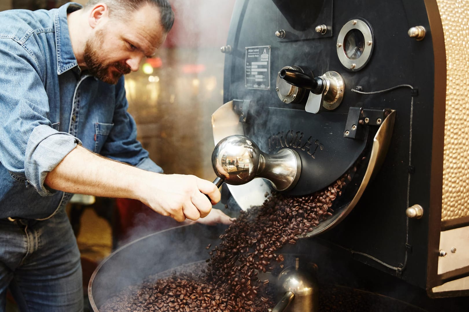 Die hohe Kunst der Kaffeeröstung ist es zu entscheiden, an welchem Punkt die Röstung perfekt ist, um das bestmögliche Geschmacksbild aus einem Rohkaffee herauszukitzeln.