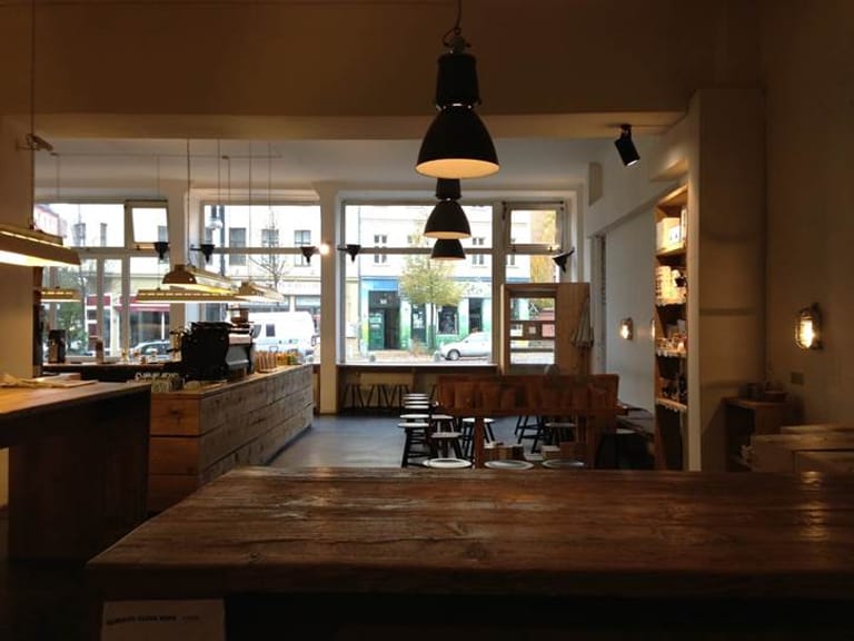 In Rösterei und Café in der Schönhauser Allee ist die Einrichtung minimalistisch-schlicht, denn die Hauptrolle soll der Kaffee spielen.
