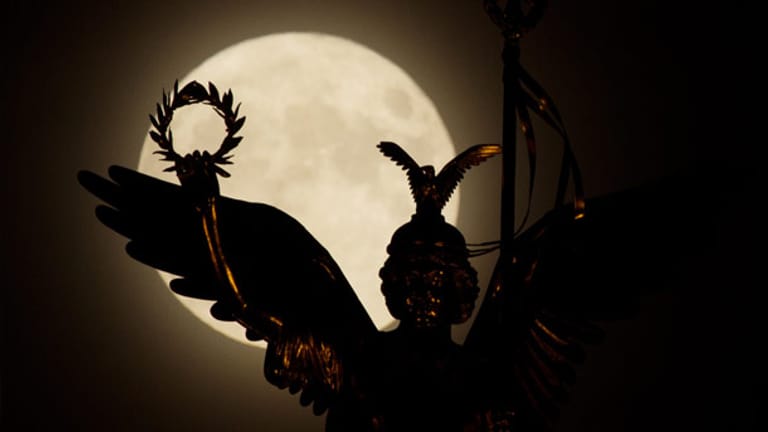 Groß und hell wanderte der Mond hinter der sogenannten "Goldelse" an der Siegessäule in Berlin entlang.
