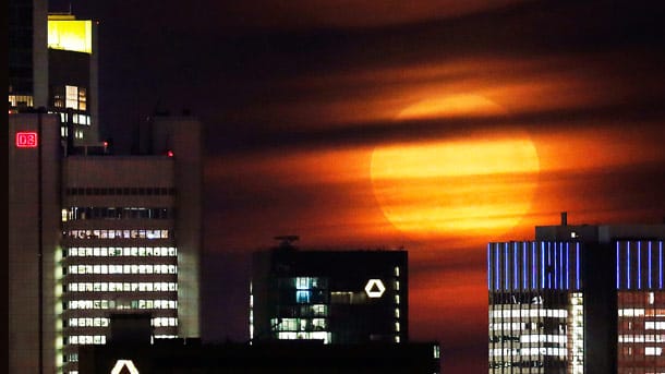 Der aufgehende Mond erstrahlte in Frankfurt am Main hinter den Turmspitzen der Bankzentralen.