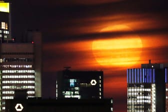 Wolkenschleier bedecken den Supermond über der Frankfurter Skyline.