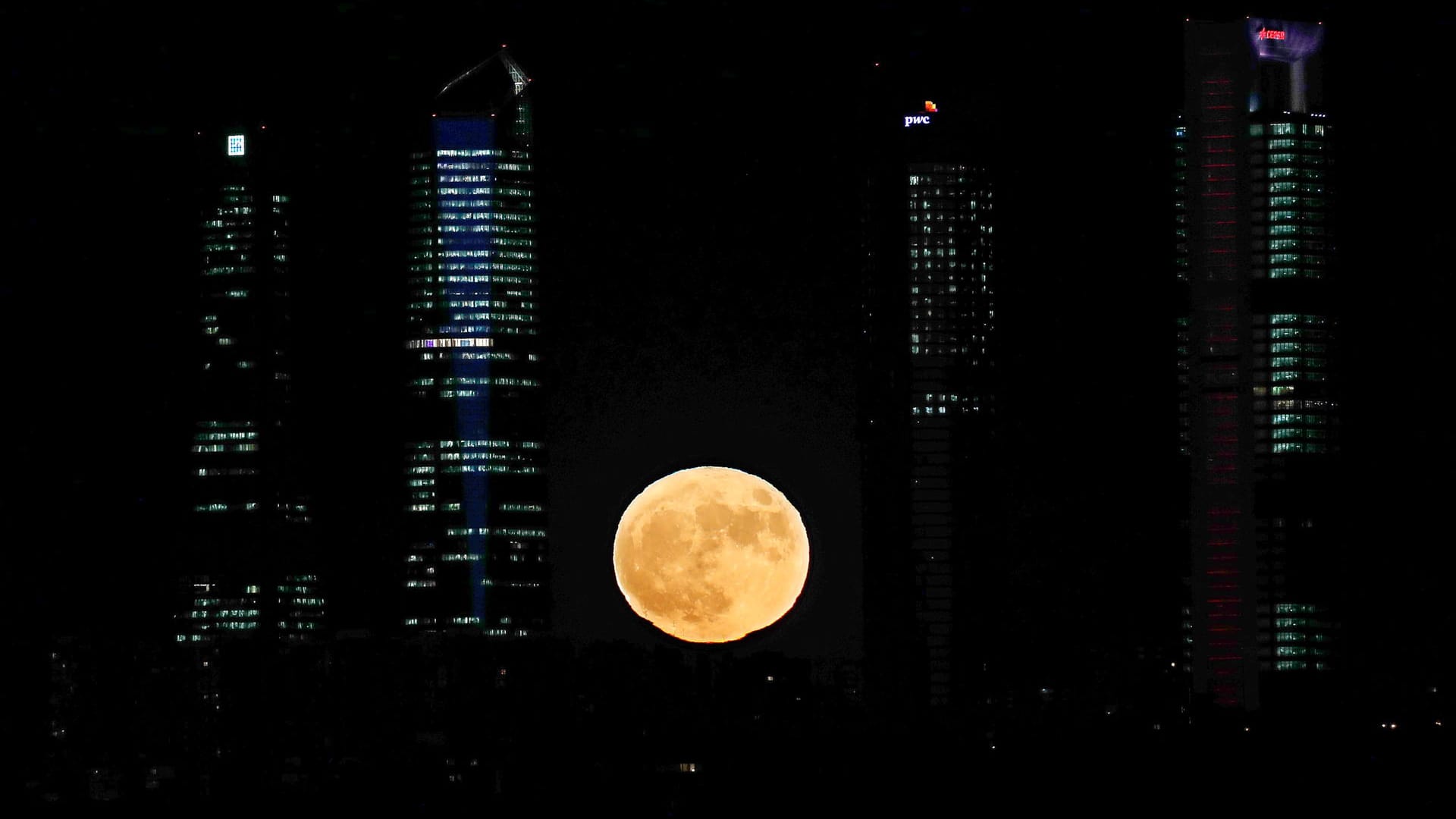 Super-Vollmond zwischen den vier höchsten Hochhäusern in Madrid, den "Cuatro Torres".