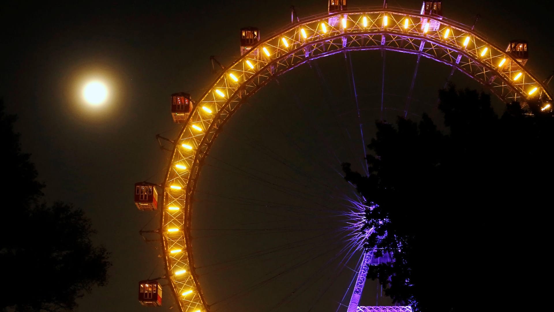 Wiener Riesenrad im Prater mit Supermond.