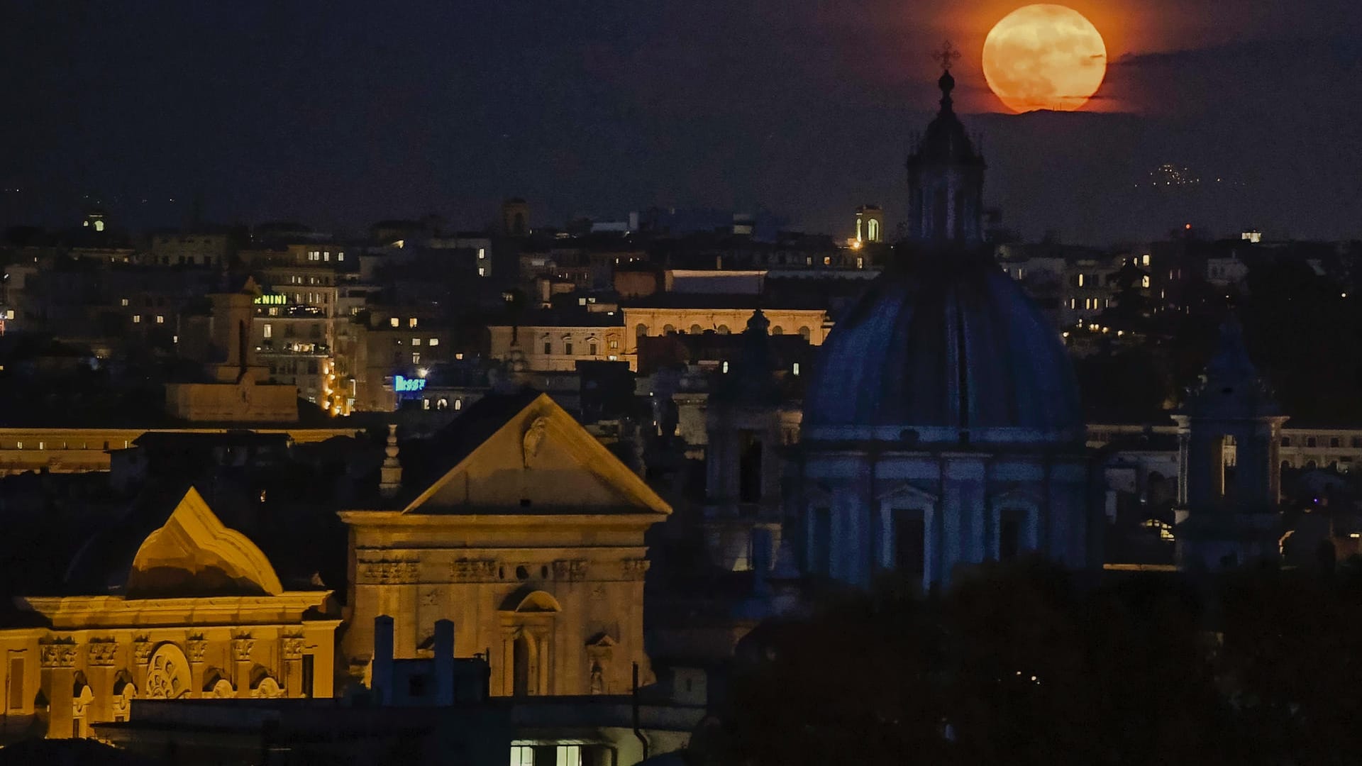 Vollmond supernah über Rom.