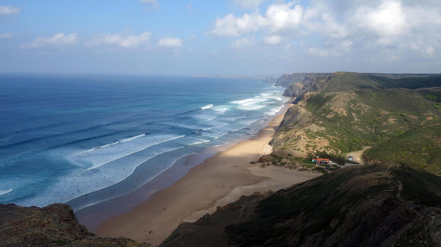 In Ruhe genießen: Im Spätherbst gibt es nur wenige Urlauber an der Algarve-Küste.