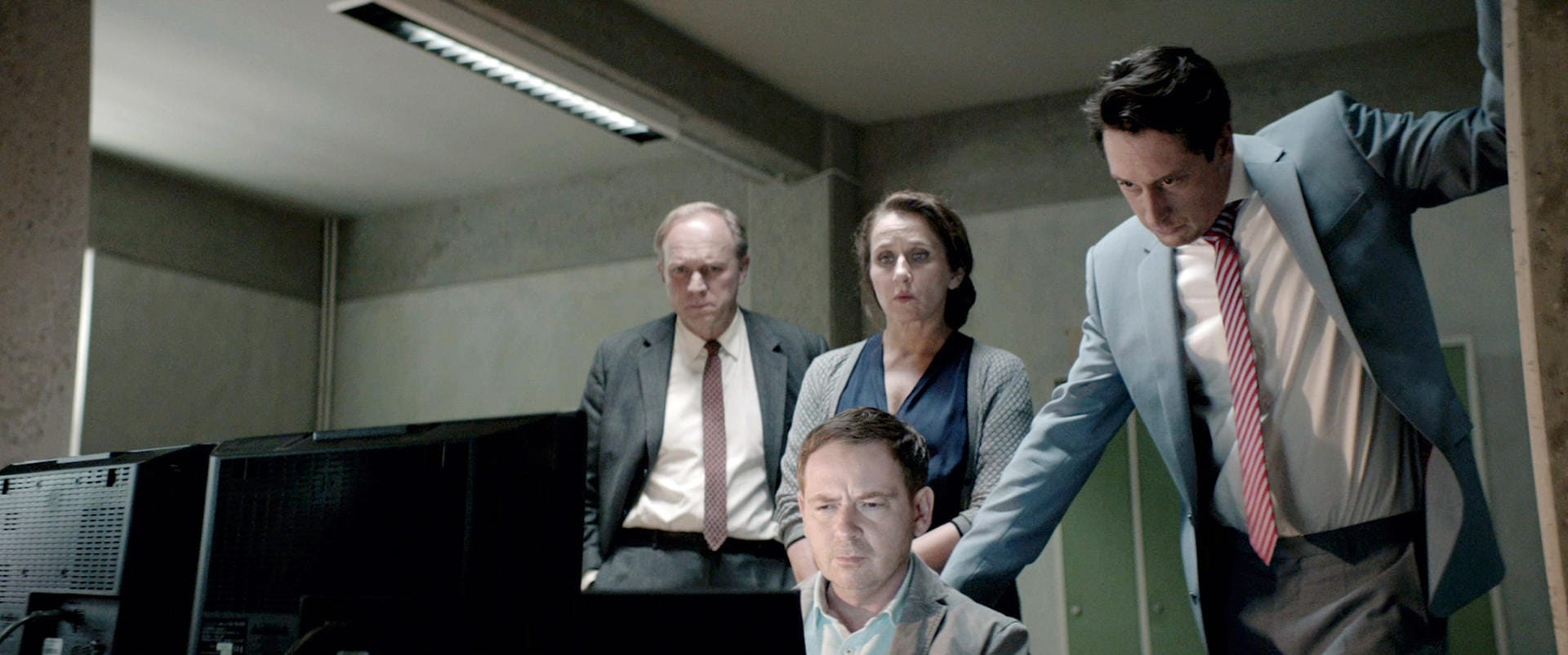 Staatsanwalt Wieland (Hans Löw, r.) schaut zusammen mit Kommissar Murot und dessen Sekretärin Magda Wächter (Barbara Phillip) das neueste Video des Mörders an.