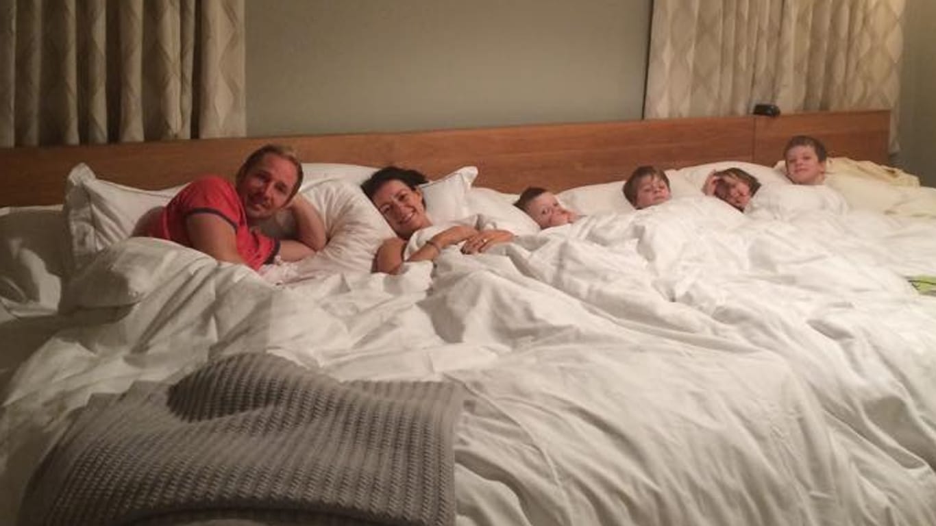 Die ganze Constable-Familie schläft gemeinsam in einem riesigen Bett.