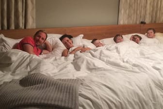 Die ganze Constable-Familie schläft gemeinsam in einem riesigen Bett.