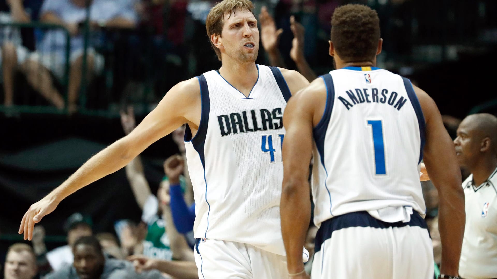 Verzichtserklärung: Dirk Nowitzki (links) und seine Dallas Mavericks ziehen Konsequenzen aus dem Wahlerfolg von Donald Trump.