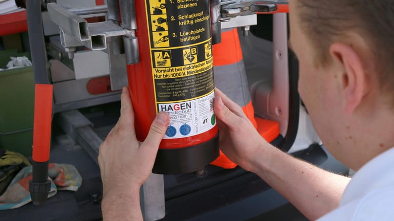 Brandschutz: Feuerlöscher können durch einen Brandschutzingenieur gewartet werden.