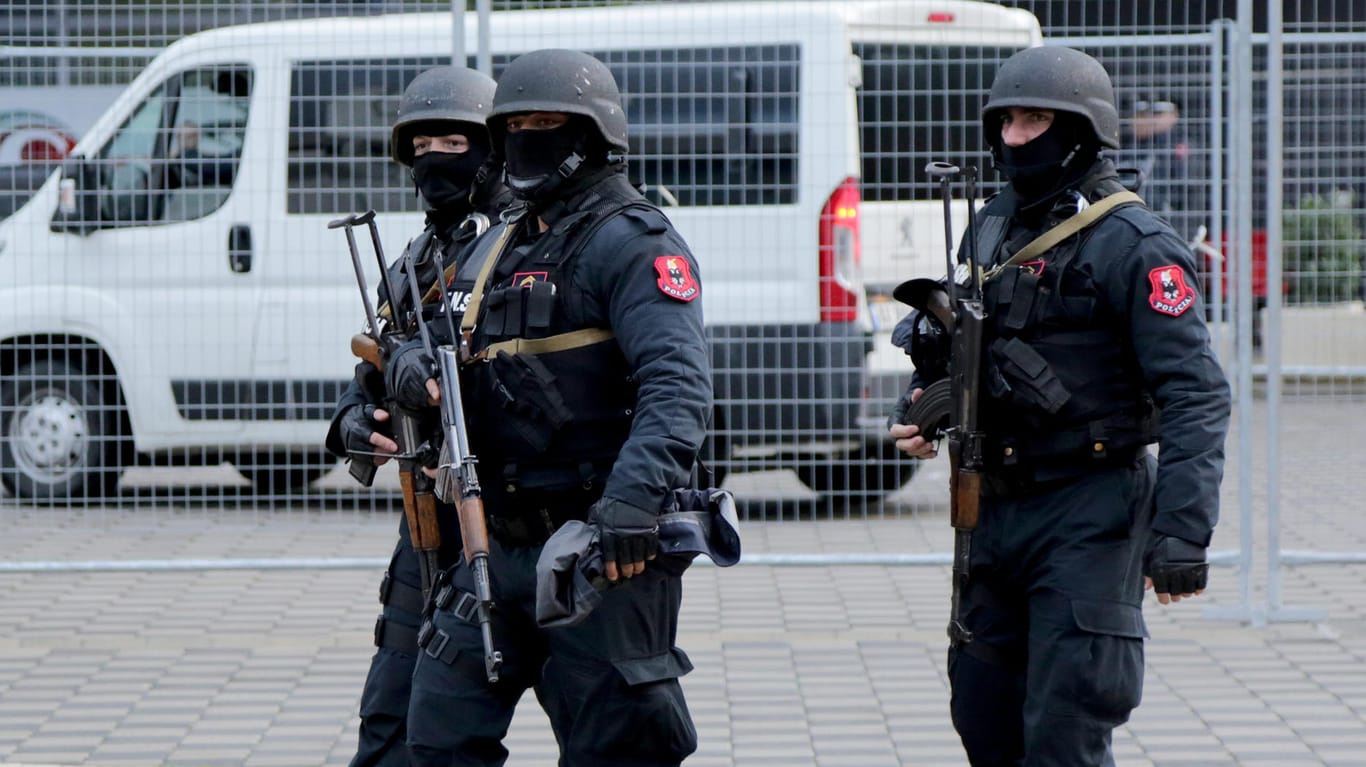 Spezialkräfte der Polizei in Albanien patrouillieren vor dem Elbasan-Stadion.