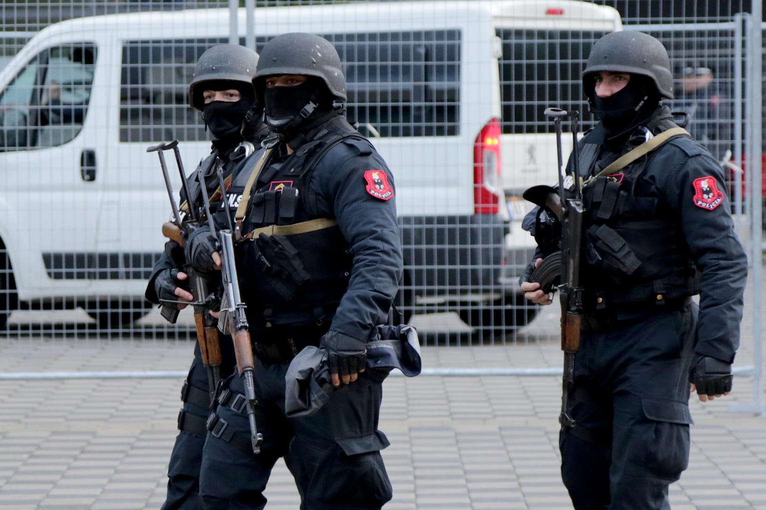 Spezialkräfte der Polizei in Albanien patrouillieren vor dem Elbasan-Stadion.