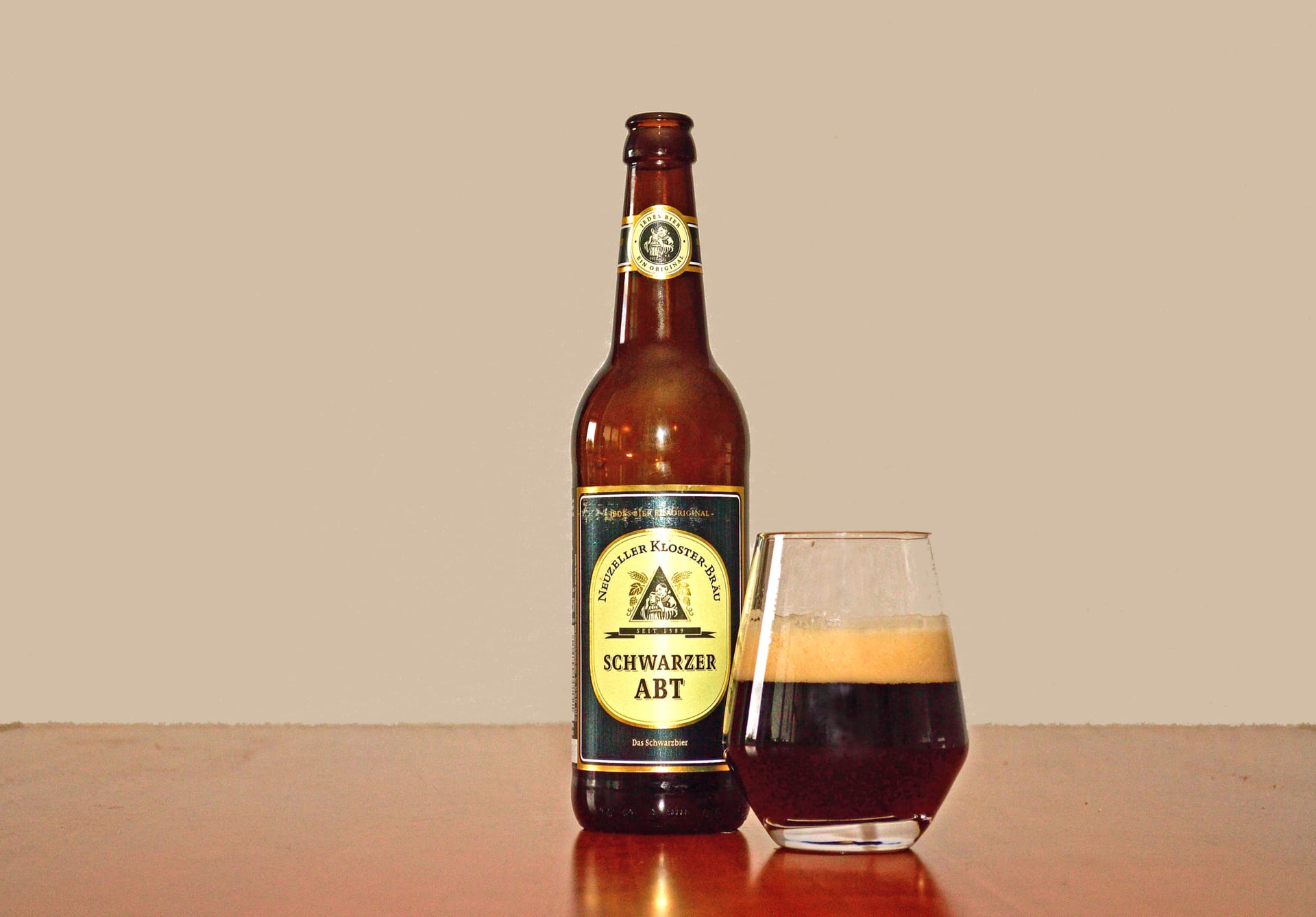 Der "Schwarze Abt" der Klosterbrauerei Neuzelle in der Niederlausitz bietet einen Craft Beer-Ansatz, schmeckt uns allerdings etwas indifferent und zu kantig mit kraftvolle Bitternoten. Der "Schwarze Abt" der Klosterbrauerei Neuzelle in der Niederlausitz bietet einen Craft Beer-Ansatz, schmeckt uns allerdings etwas indifferent und zu kantig mit kraftvolle Bitternoten.