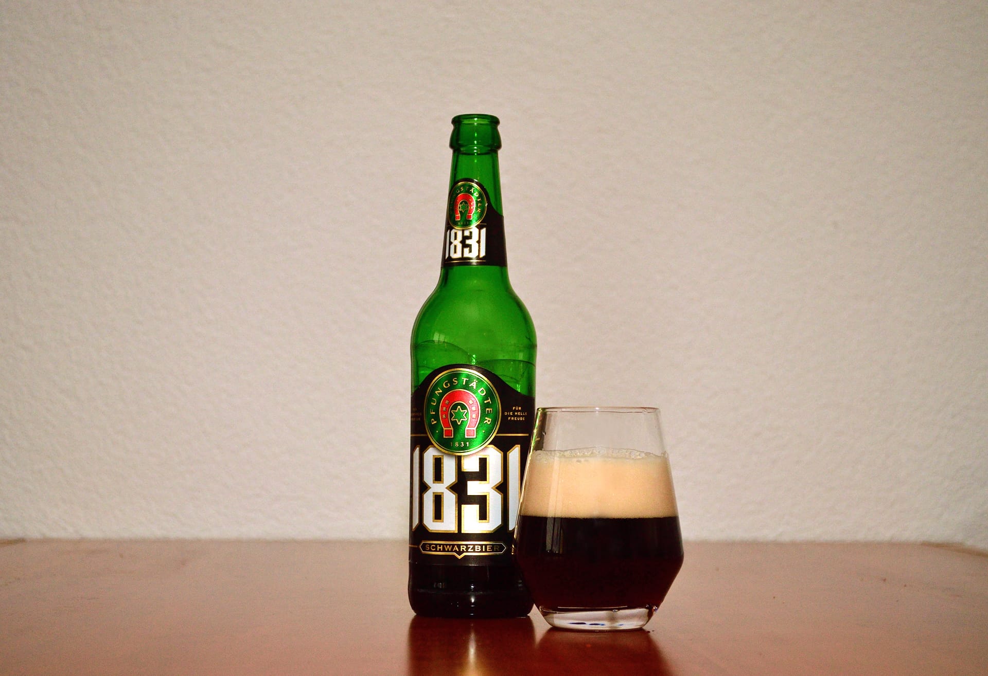 Aus Südhessen kommt dieses Schwarzbier der Pfungstädter Privatbrauerei, dessen Jahreszahl auf die Gründung verweist. Es bietet eine interessante Aromatik, die allerdings ein wenig zu gefällig daher kommt. Aus Südhessen kommt dieses Schwarzbier der Pfungstädter Privatbrauerei, dessen Jahreszahl auf die Gründung verweist. Es bietet eine interessante Aromatik, die allerdings ein wenig zu gefällig daher kommt.