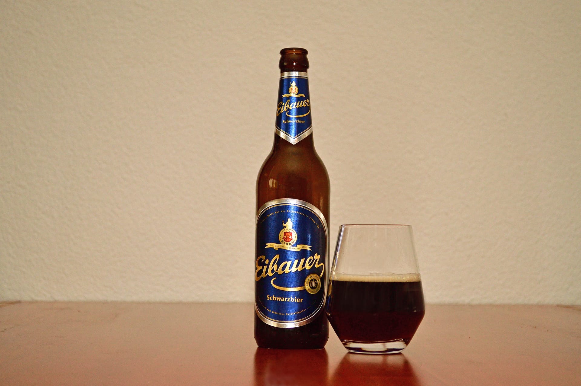 Dieses Bier der Privatbrauerei Eibau stammt aus der Region Görlitz an der Grenze zwischen Deutschland, Polen und Tschechien. Es bietet einen kühlen, schlanken Charakter zwischen Rauch, Karamell und sogar ein wenig Hopfen. Dieses Bier der Privatbrauerei Eibau stammt aus der Region Görlitz an der Grenze zwischen Deutschland, Polen und Tschechien. Es bietet einen kühlen, schlanken Charakter zwischen Rauch, Karamell und sogar ein wenig Hopfen.