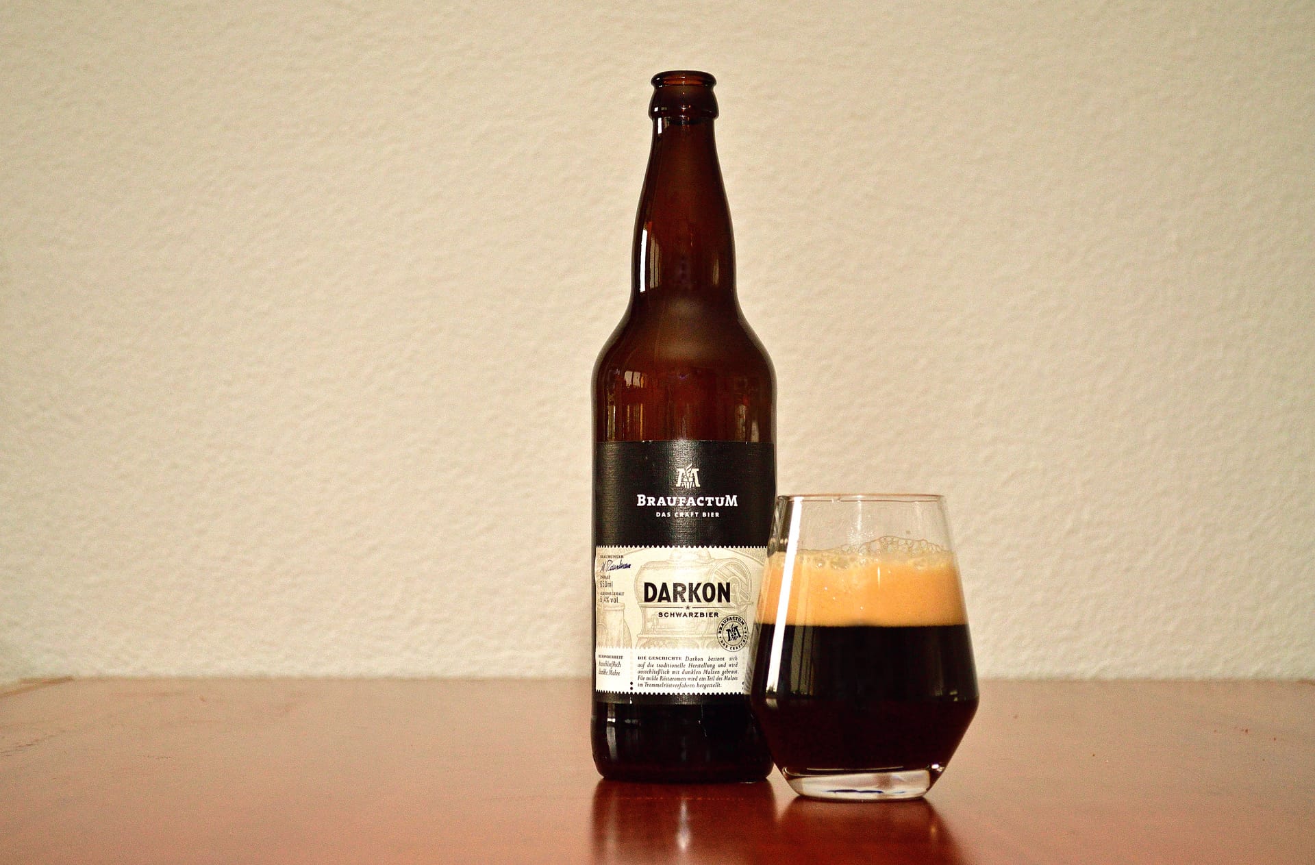 Ein bisschen zu viel von allem bietet das "Darkon" des Craft Beer-Produzenten Braufactum: Volle Kraft, intensive Aromen, komprimierte Dichte. Doch, es schmeckt gut – aber weniger ist manchmal mehr. Ein bisschen zu viel von allem bietet das "Darkon" des Craft Beer-Produzenten Braufactum: Volle Kraft, intensive Aromen, komprimierte Dichte. Doch, es schmeckt gut – aber weniger ist manchmal mehr.