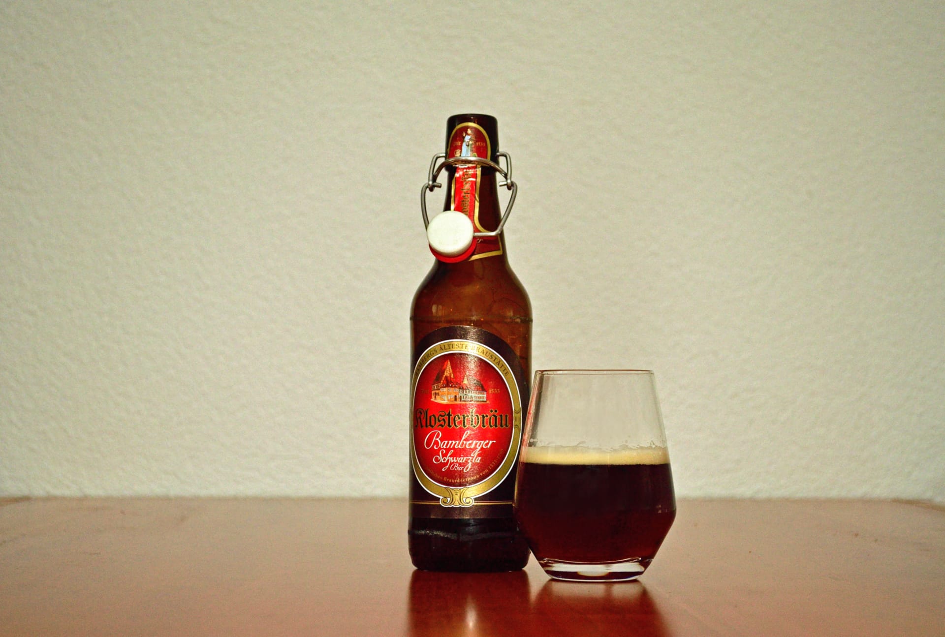 Echt fränkische Tradition: Das "Schwärzla" aus dem Klosterbräu in Frankens Bierhauptstadt Bamberg ist ein ganz eigener Charakter mit interessanten, rauchigen Aromen. Echt fränkische Tradition: Das "Schwärzla" aus dem Klosterbräu in Frankens Bierhauptstadt Bamberg ist ein ganz eigener Charakter mit interessanten, rauchigen Aromen.