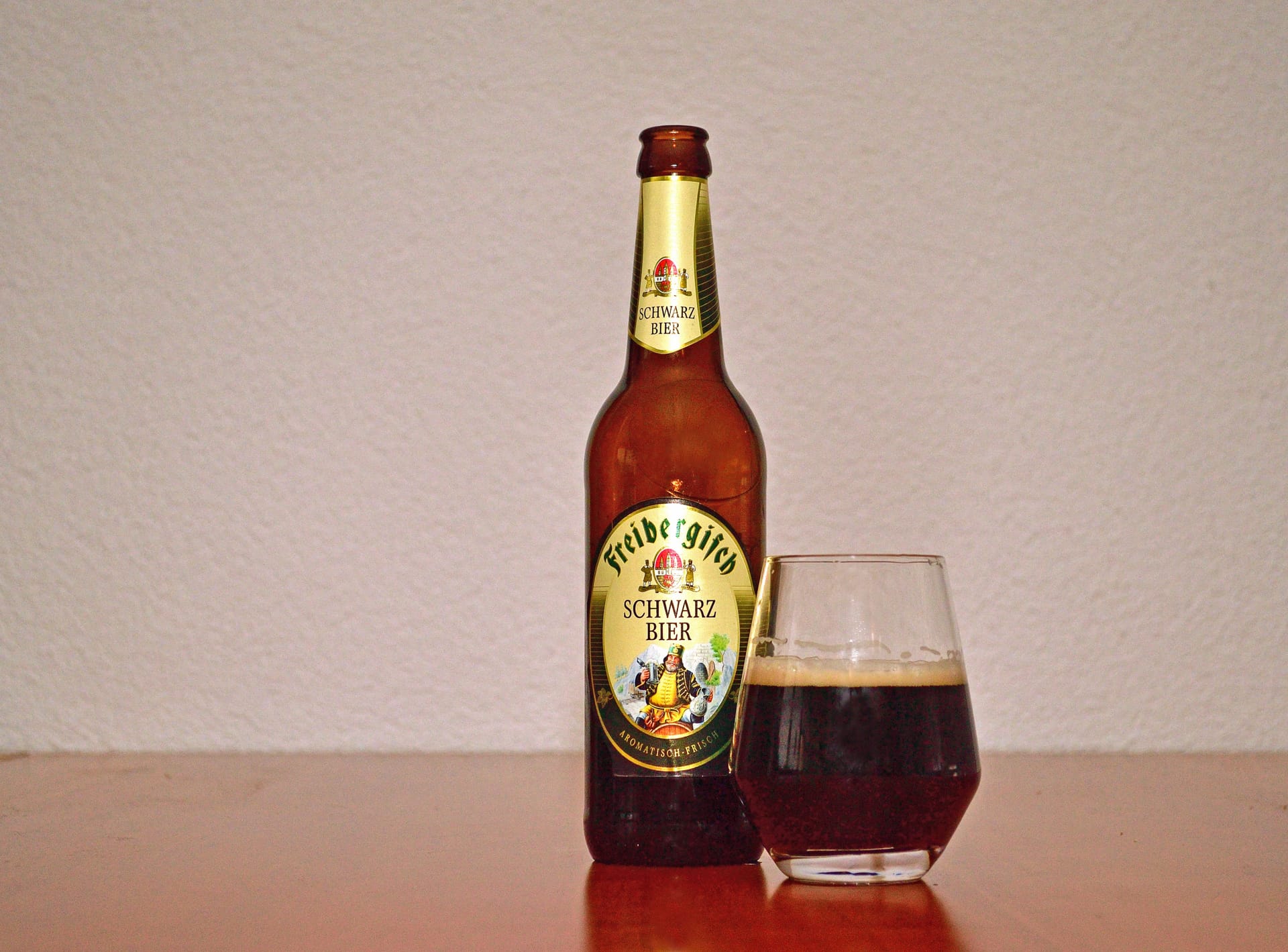 Das Freiberger Brauhaus aus Sachsen hat mit seinem "Freibergisch Schwarzbier" mit einem wirklich spannenden Bier an die lange Tradition in der Bergmannstadt anknüpfen können. Rauchig-dunkle Noten, ein schlank-kraftvoller Charakter mit einem schöner Zitruskühle – das passt wunderbar. Das Freiberger Brauhaus aus Sachsen hat mit seinem "Freibergisch Schwarzbier" mit einem wirklich spannenden Bier an die lange Tradition in der Bergmannstadt anknüpfen können. Rauchig-dunkle Noten, ein schlank-kraftvoller Charakter mit einem schöner Zitruskühle – das passt wunderbar.