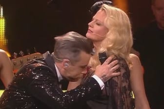Robbie Williams verpasste Barbara Schöneberger ein Dekolleté-Küsschen.