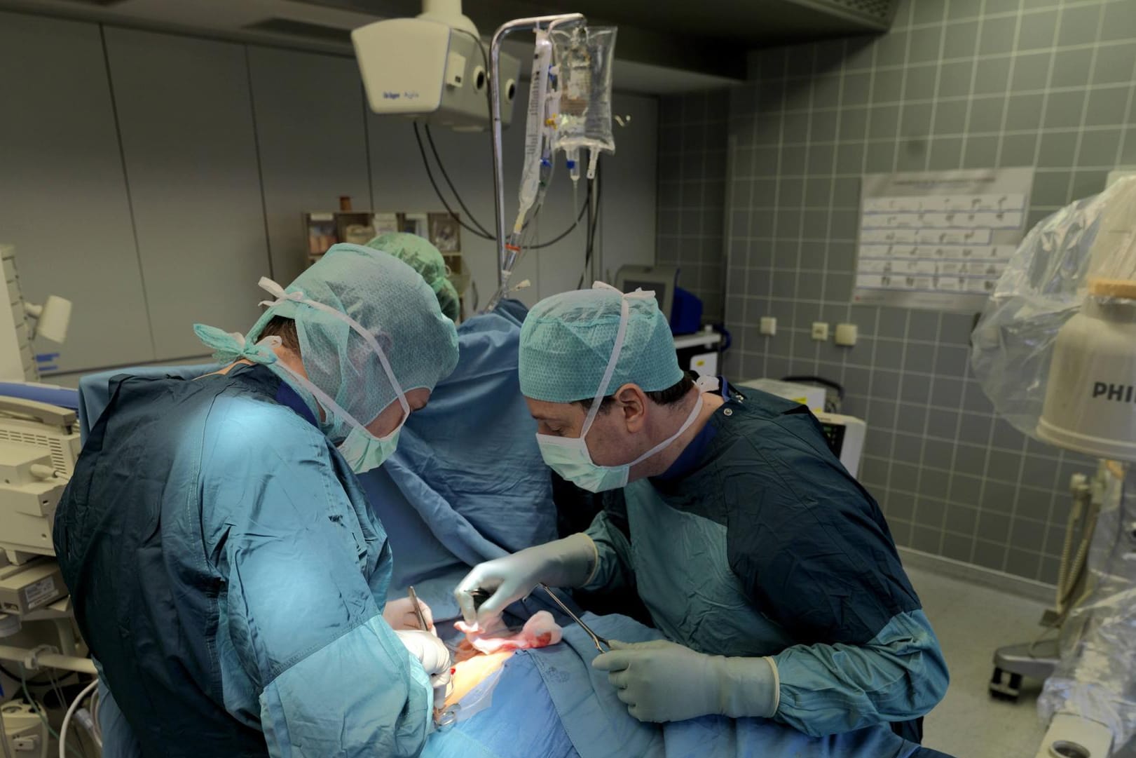 Chirurgen bei der Arbeit - irgendwann auch an Körpern, die schon lange tot sind?