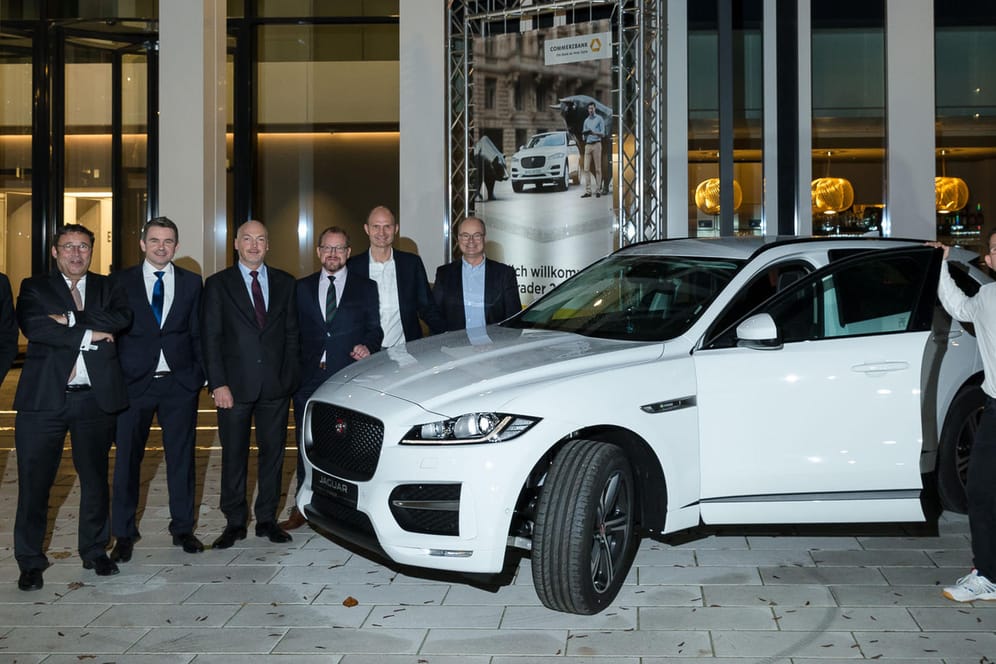 Der Börsenspiel-Gewinner mit seinem Jaguar F-Pace. Links neben dem Auto Vertreter des Veranstalters, Sponsoren und Medienpartner.