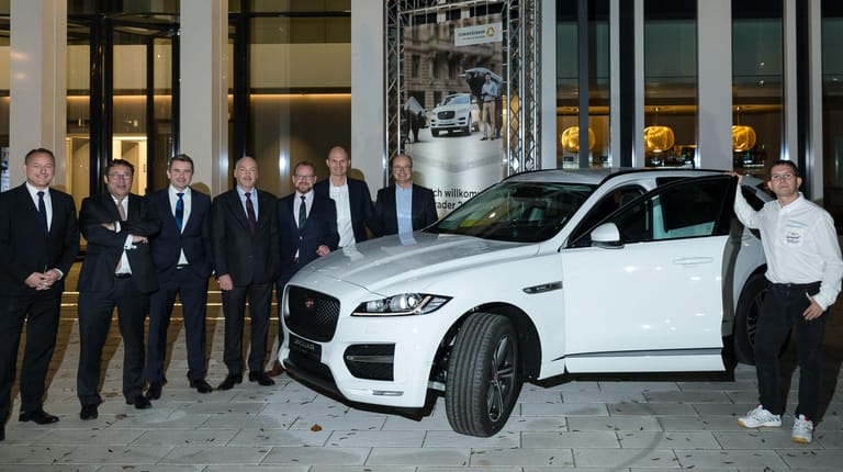 Der Börsenspiel-Gewinner mit seinem Jaguar F-Pace. Links neben dem Auto Vertreter des Veranstalters, Sponsoren und Medienpartner.