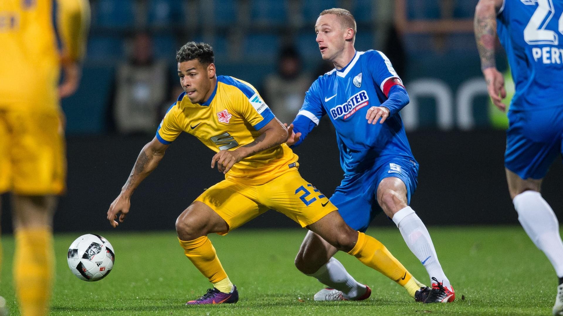 Der Braunschweiger Hernandez (l.) und Bochums Bastians im Kampf um den Ball.