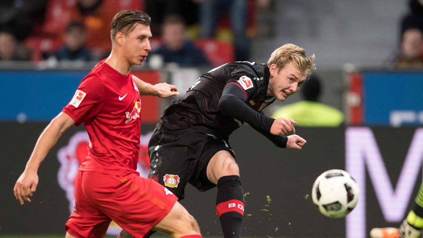 Der Leverkusener Julian Brandt setzt sich gegen Willi Orban (li.) durch und trifft - doch sein Tor reicht nicht zum Sieg.