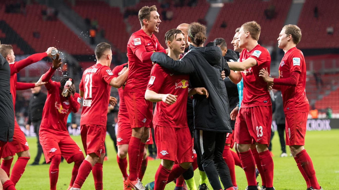 Nach dem Sieg in Leverkusen gab es für die Leipziger Spieler kein Halten mehr.