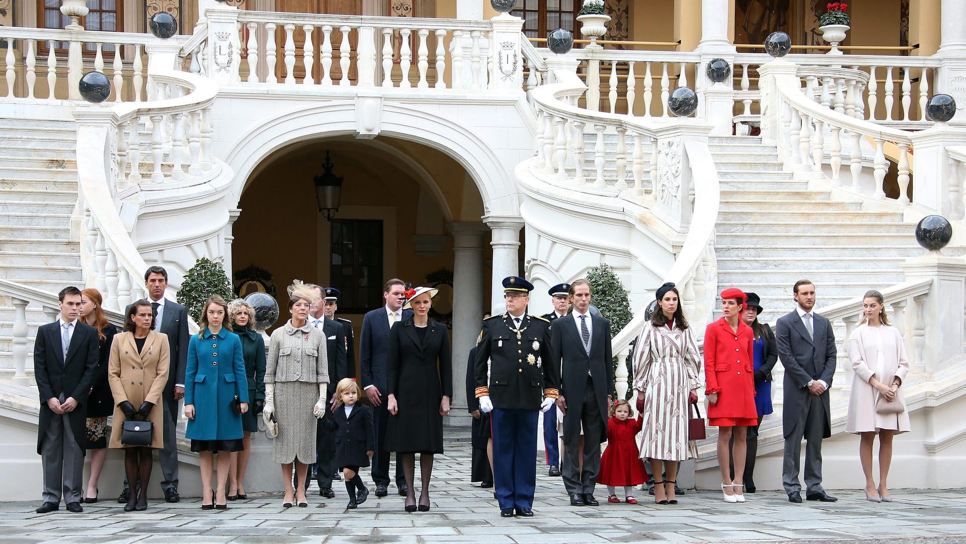 Die Grimaldis am monegassischen Nationalfeiertag: Louis Ducruet, Prinzessin Stephanie, Prinzessin Alexandra, Prinzessin Caroline, Prinzessin Charlène, Prinz Albert II., Andrea und Tatiana Casiraghi, Charlotte Casiraghi, Pierre und Beatrice Casiraghi (v.li.n.re.) vor dem Palast.