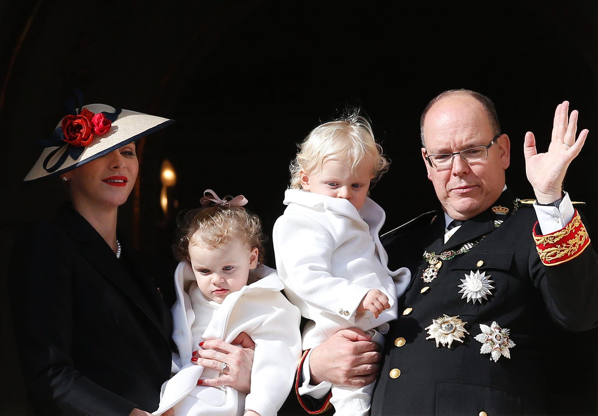 Prinz Albert II. und Charlène winken mit den Zwilingen Gabriella und Jacques.