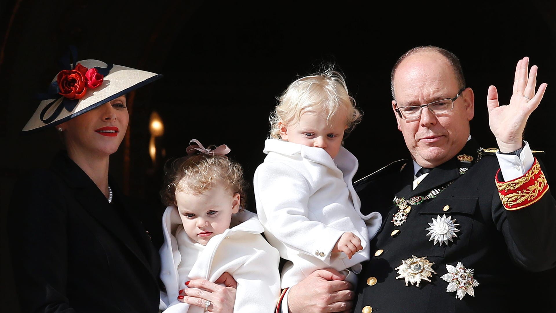 Prinz Albert II. und Charlène winken mit den Zwilingen Gabriella und Jacques.