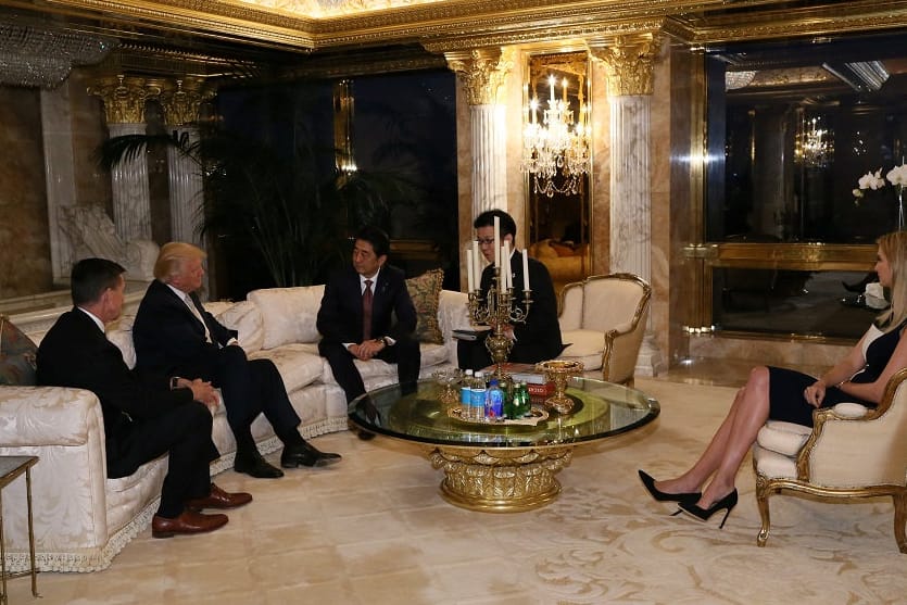 Marmor und goldener Zierrat im Trump Tower in New York - hier Donald Trump bei einem Besuch des japanischen Premiers Shinzo Abe.