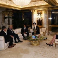 Marmor und goldener Zierrat im Trump Tower in New York - hier Donald Trump bei einem Besuch des japanischen Premiers Shinzo Abe.