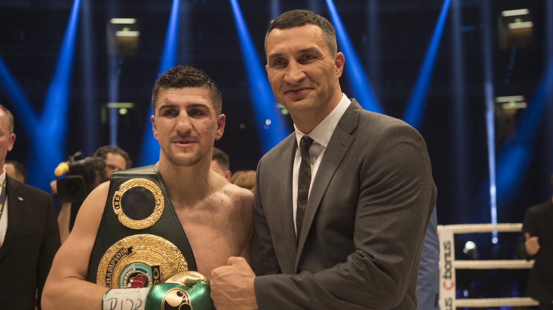 Marco Huck posiert mit WM-Gürtel und Wladimir Klitschko.