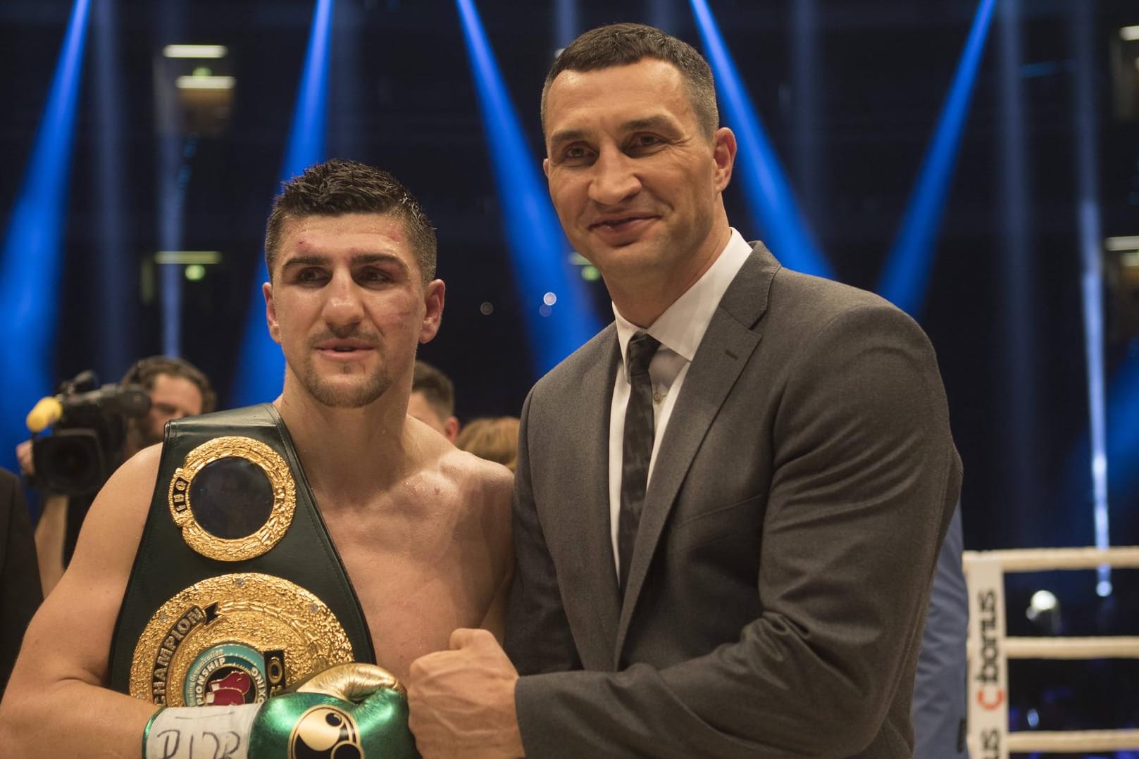 Marco Huck posiert mit WM-Gürtel und Wladimir Klitschko.