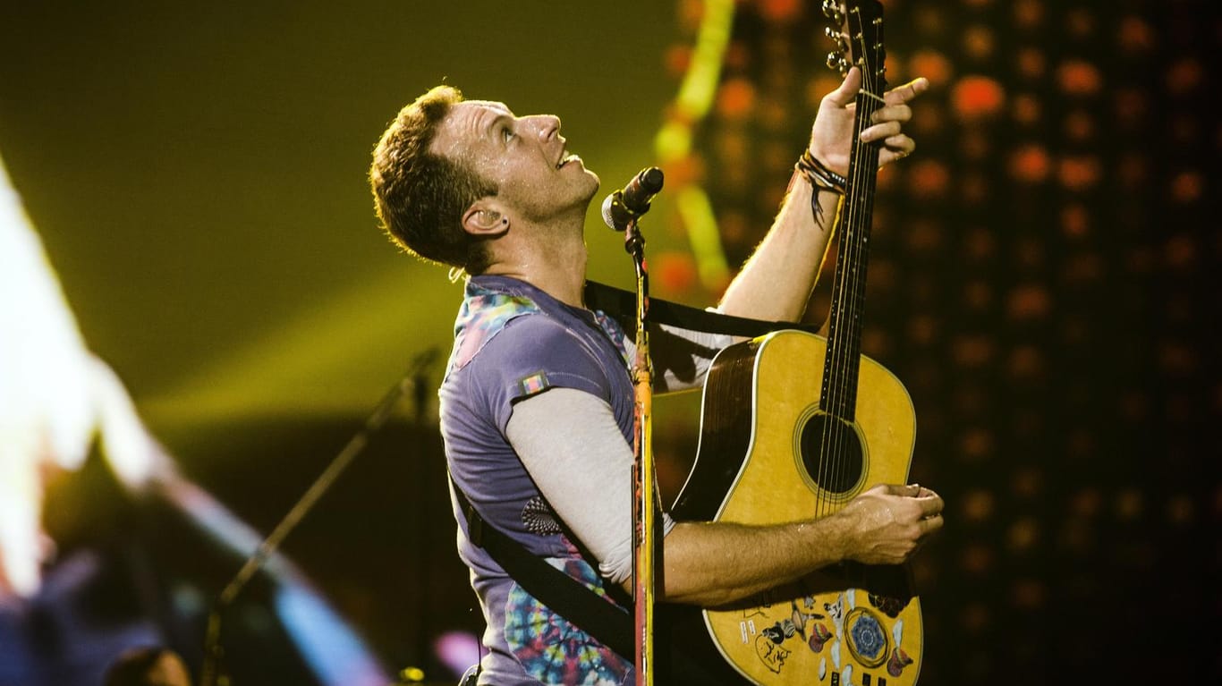 Chris Martin trat mit seiner Band Coldplay erstmal in Indien auf. Vor 80.000 begeisterten Musikfans standen die Briten beim Global Citizen Festival in Mumbai auf der Bühne.