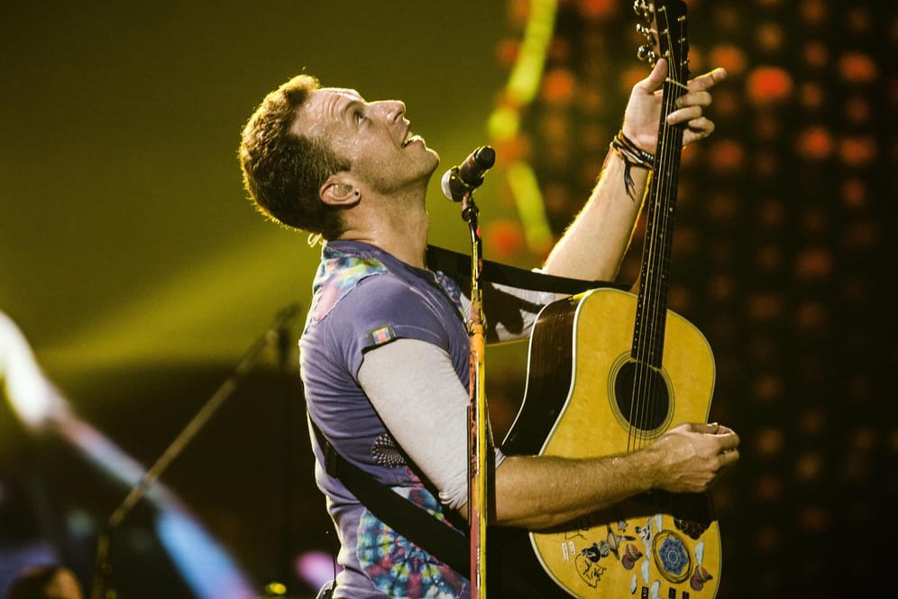 Chris Martin trat mit seiner Band Coldplay erstmal in Indien auf. Vor 80.000 begeisterten Musikfans standen die Briten beim Global Citizen Festival in Mumbai auf der Bühne.