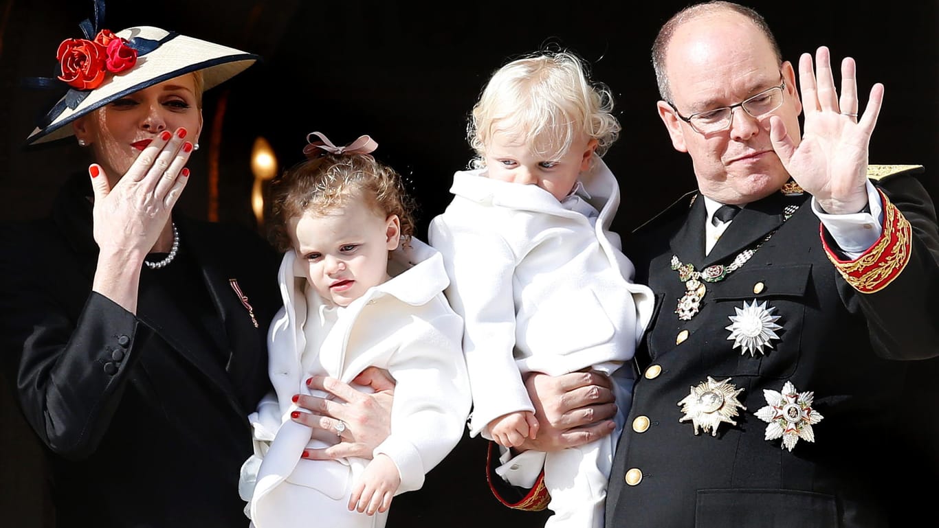 Jeder ihrer seltenen Auftritte ist eine Sensation für das monegassische Volk: Die Fürsten-Zwillinge Prinz Jacques (r.) und Prinzessin Gabriella auf den Armen ihrer Eltern, Fürst Albert und Fürstin Charlène von Monaco.