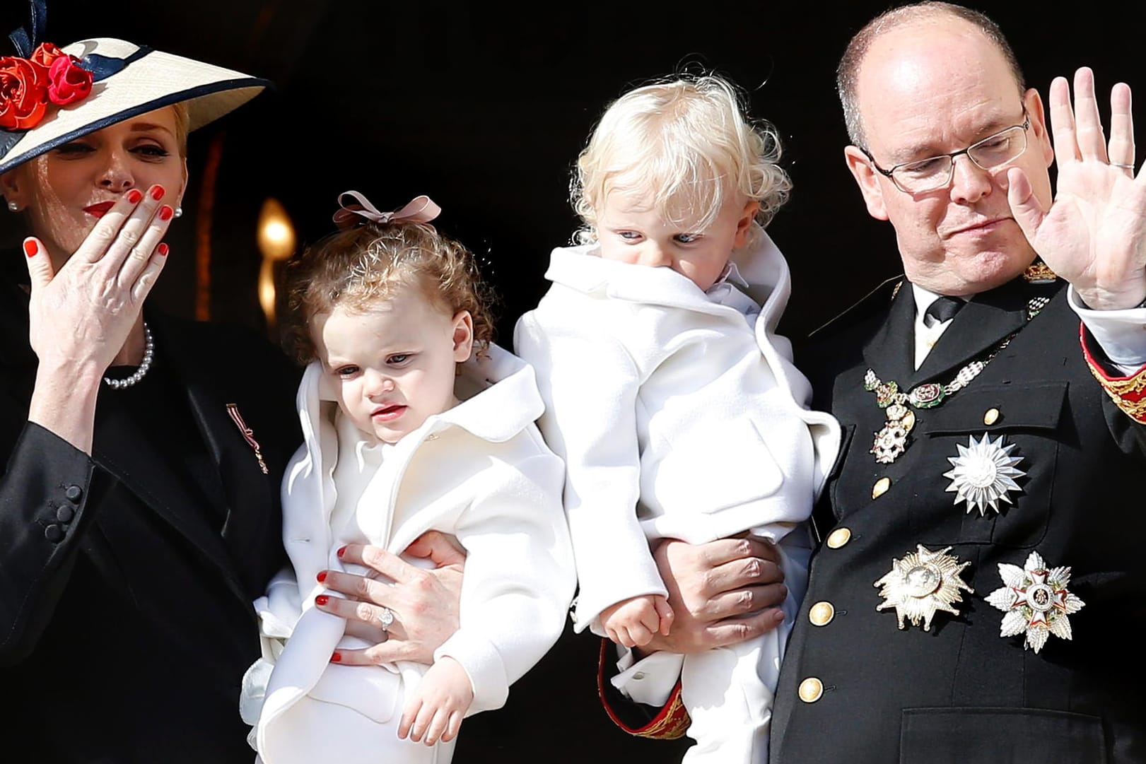 Jeder ihrer seltenen Auftritte ist eine Sensation für das monegassische Volk: Die Fürsten-Zwillinge Prinz Jacques (r.) und Prinzessin Gabriella auf den Armen ihrer Eltern, Fürst Albert und Fürstin Charlène von Monaco.