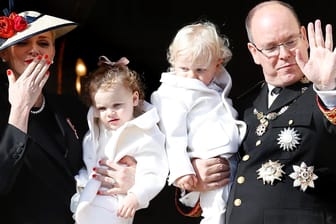 Jeder ihrer seltenen Auftritte ist eine Sensation für das monegassische Volk: Die Fürsten-Zwillinge Prinz Jacques (r.) und Prinzessin Gabriella auf den Armen ihrer Eltern, Fürst Albert und Fürstin Charlène von Monaco.