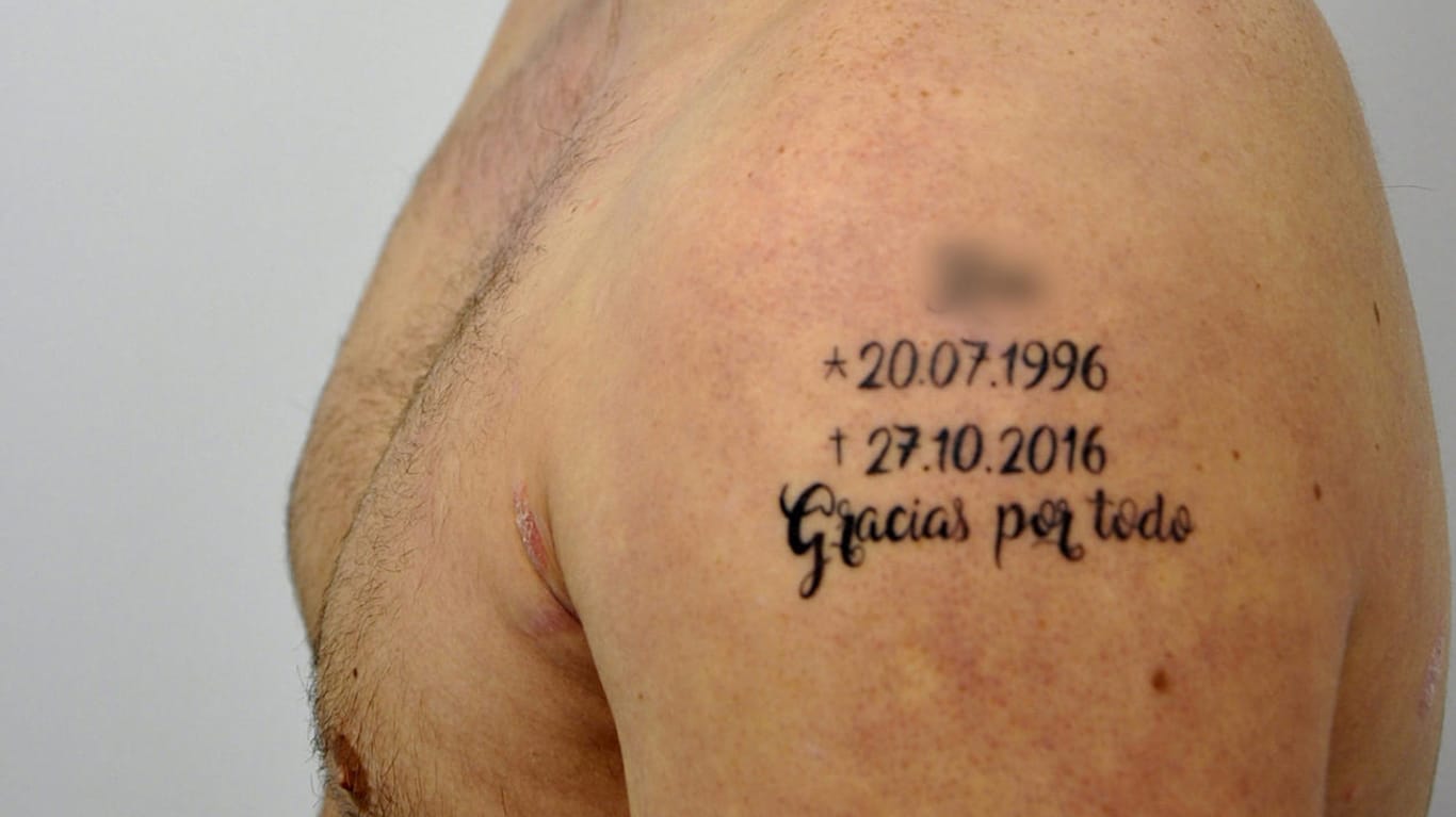 Die spanische Polizei hat ein Foto von dem Tattoo des dringend Tatverdächtigen veröffentlicht.