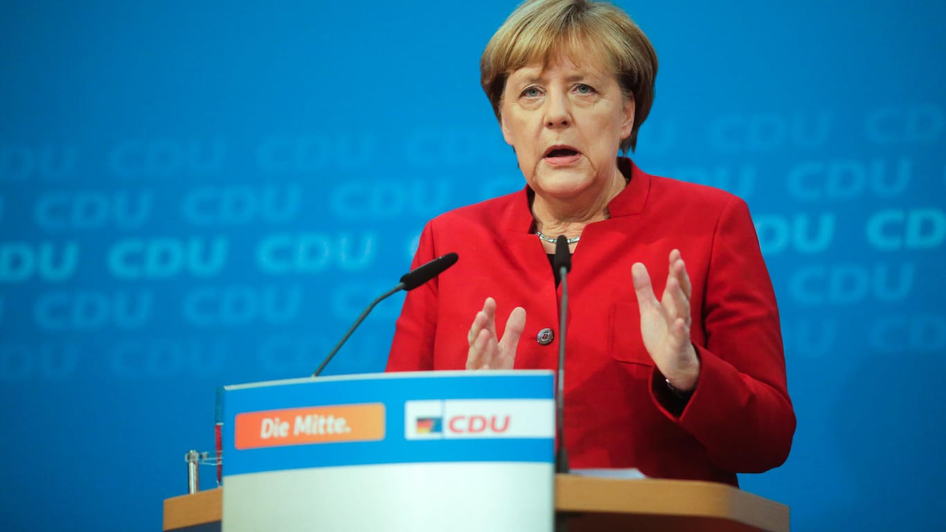 Kanzlerin Angela Merkel bei der Pressekonferenz in Berlin, auf der sie ihre Ankündigung erneut zu kandidieren, erklärt.