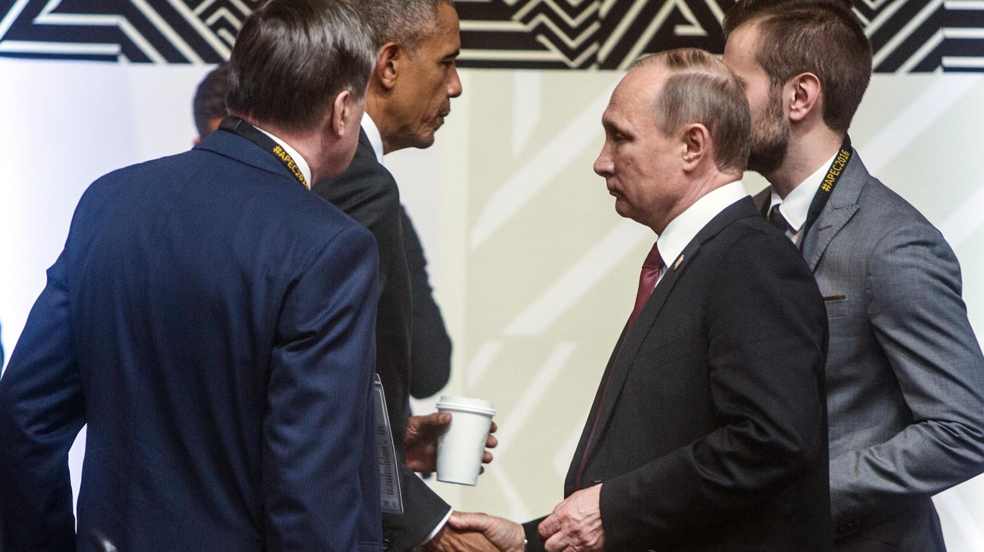 Manchmal sagen Bilder mehr als Worte: Barack Obama (2. v.l.) und Wladimir Putin (3.v.l.) bei der Eröffnung des APEC-Treffens in Lima, Chile. Manchmal sagen Bilder mehr als Worte: Barack Obama (2. v.l.) und Wladimir Putin (3.v.l.) bei der Eröffnung des APEC-Treffens in Lima, Chile.